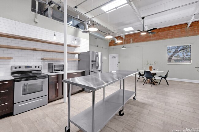 Building Photo - 3363 E Commerce St