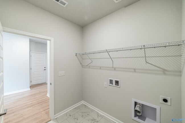 Building Photo - 14976 Greenleaf Dr