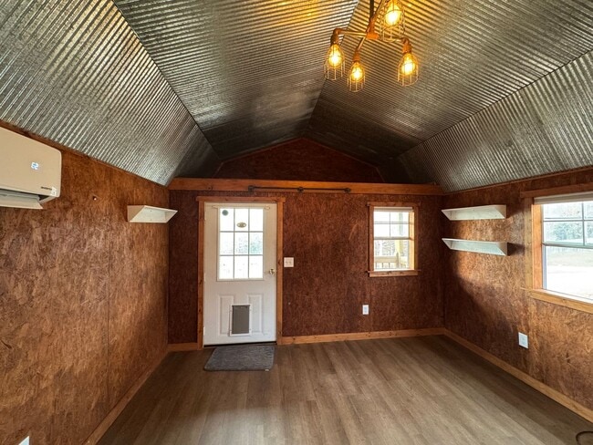 Building Photo - Half Off 1st Month's Rent ! Cozy Tiny Home...