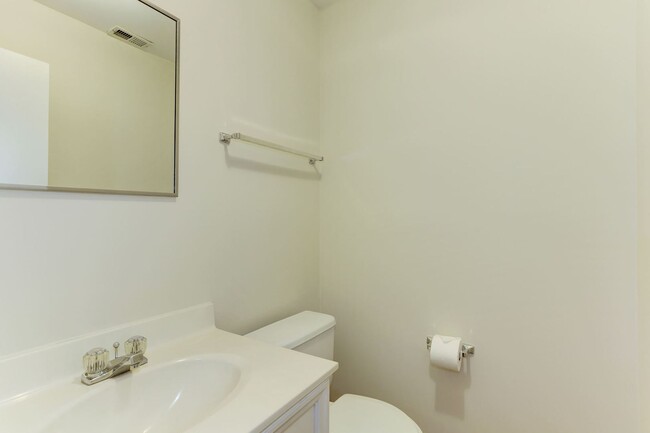 Building Photo - 3 Bed 2 Full Bath 2 Half Bath - North Beth...