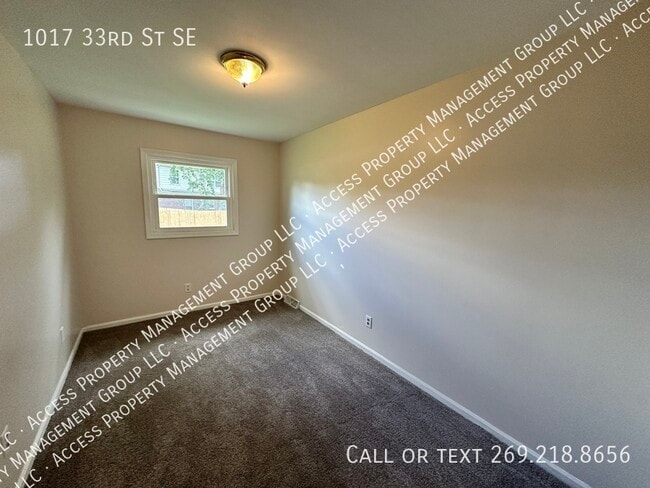 Building Photo - 1017 33rd St SE
