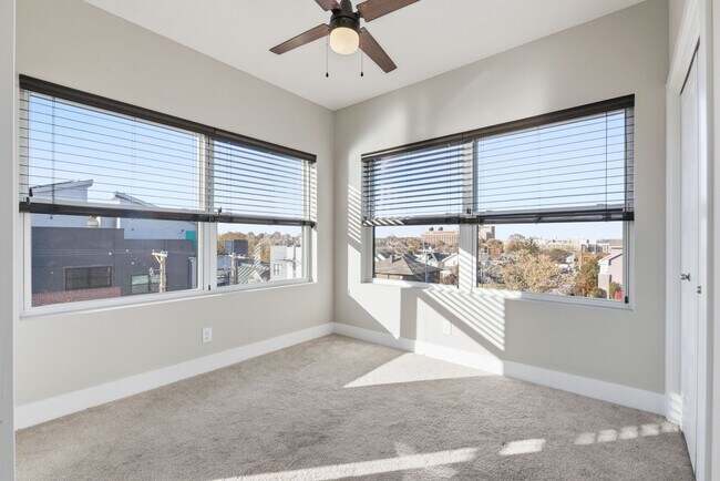 Building Photo - Stylish Midtown townhouse with stunning city views!