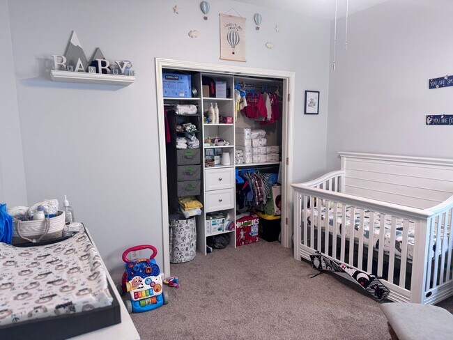 Building Photo - 4 Bedroom 2 Bath in Deer Creek