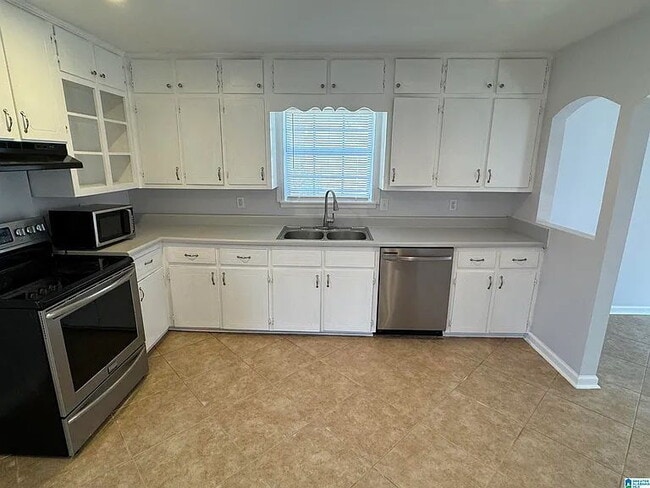 Building Photo - Charming 3-Bed Home with 2 Full Baths and ...