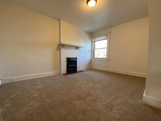 Building Photo - Charming 3 Bedroom Townhome with a Spacious Backyard & Covered Patio! Located in the Heart of Squ...