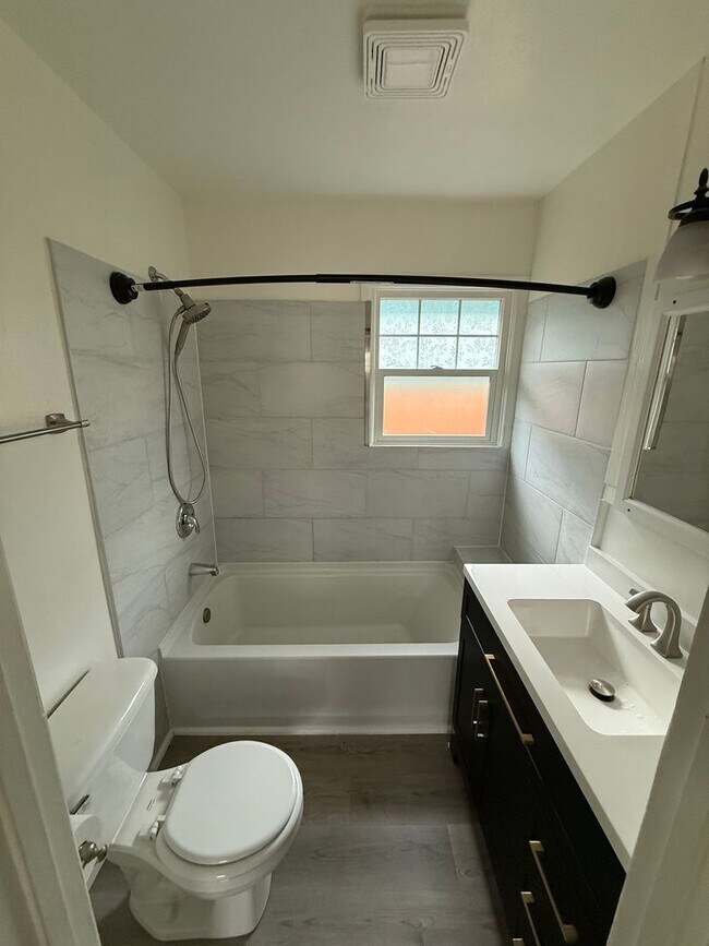 Building Photo - POL03