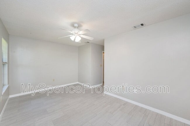 Building Photo - 440 Apple Dr