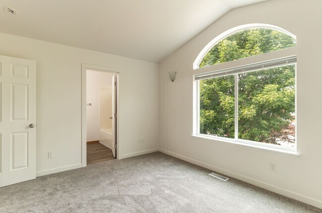 Building Photo - Charming 3-Bed, 2-Bath Home with Spacious ...