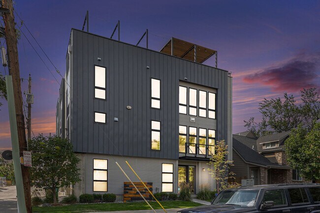 Building Photo - End unit 2bed/2.5 bath plus bonus office/r...