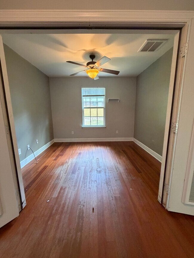 Building Photo - 3/2 home located just off N. Meridian and Available NOW.