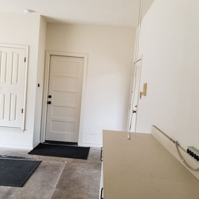 Building Photo - Stunning Home - North Cat Mountain - 4 bed...