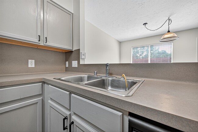 Building Photo - 1902 Sugar Pine Cir