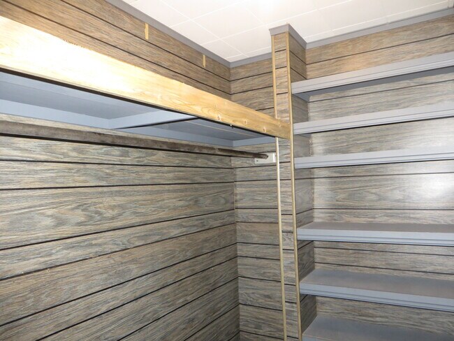 Building Photo - 826 Nuttman Ave