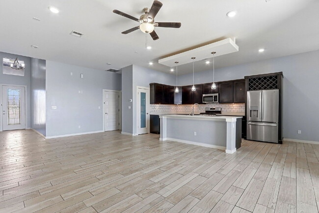 Building Photo - 13110 Emerald Isle St