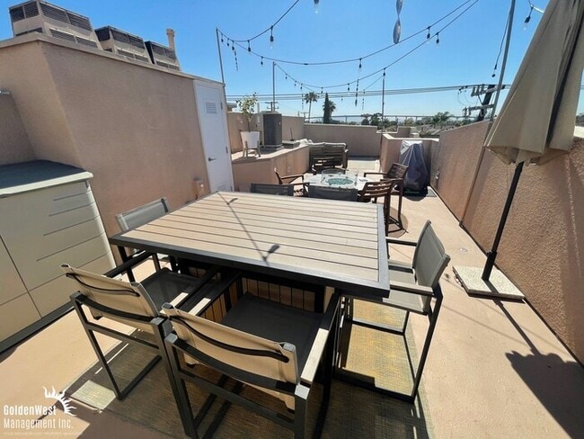 Building Photo - Modern 2Bdm 2.5Ba Town-home with Bonus Roo...