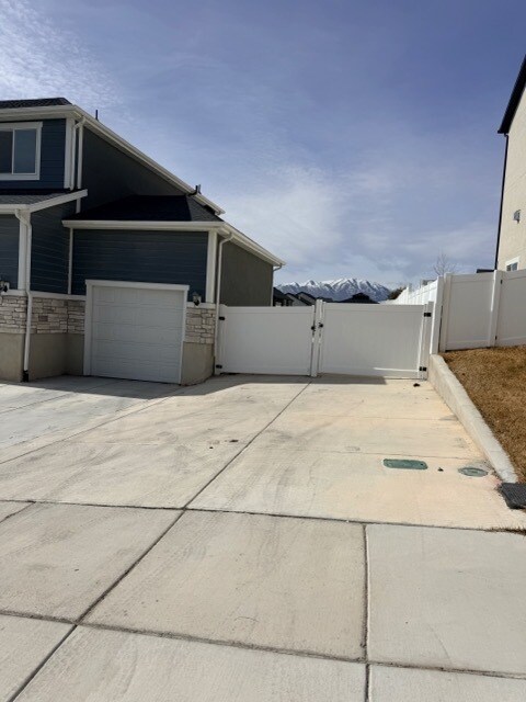 Building Photo - 353 N High Ridge Rd