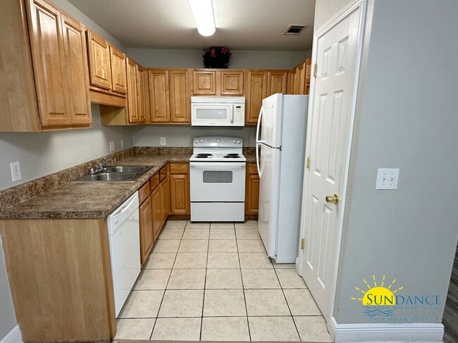 Building Photo - Stunning 3 Bedroom home in Pensacola!