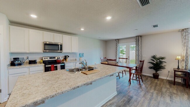 Building Photo - 5 Bedroom / 3 Bathroom Home  in Hammock Bay w/Fenced in Yard