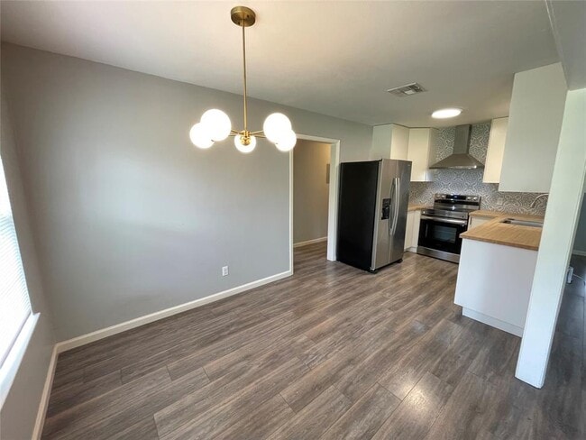 Building Photo - 8436 Jamestown Dr