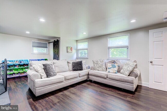 Building Photo - 7806 Jansen Dr