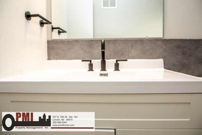 Building Photo - 820 S 38th St