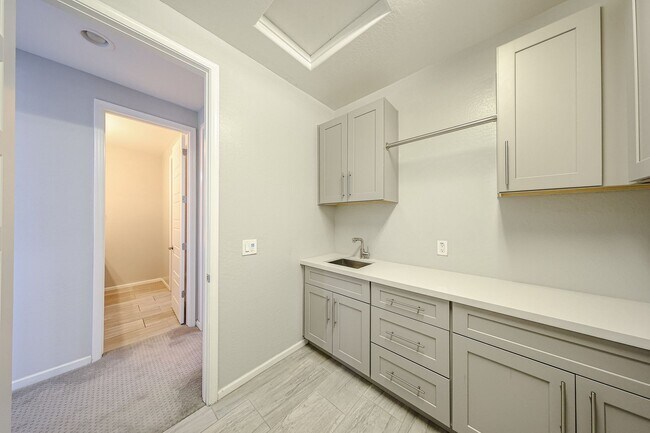 Building Photo - Beautiful 5bedrooms-2Baths Modern Style Home!