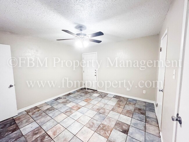Building Photo - 2539 W Sycamore Ave