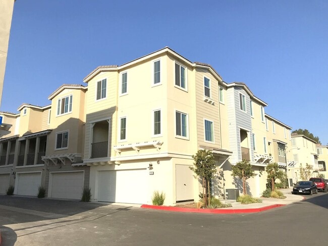 Building Photo - Beautiful 2 Bedroom, 2.5 Baths Townhome in...