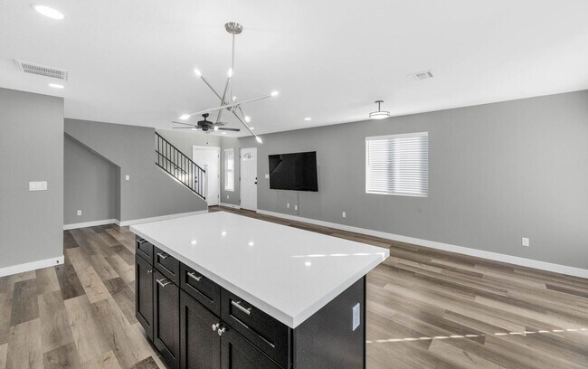 Building Photo - 2509 E Broadway Rd