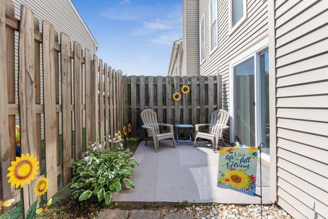 Building Photo - 44 Apple Ln