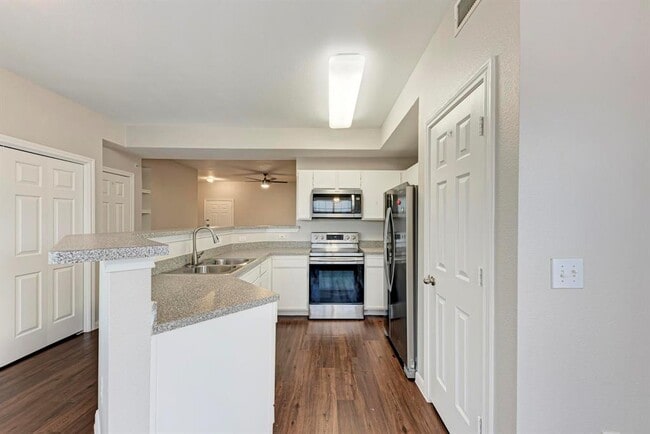 Building Photo - 2320 Gracy Farms Ln