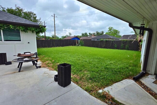 Building Photo - 1810 San Sebastian Ln