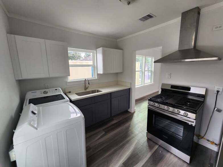 Kitchen - 3903 Broyles St