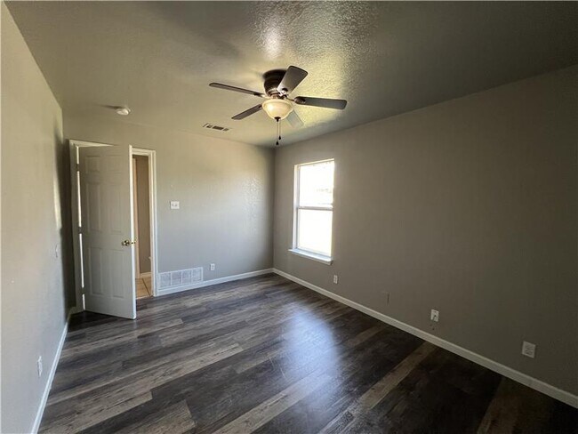 Building Photo - 3607 Crescent Dr