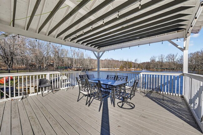 Building Photo - 443 Clove Rd