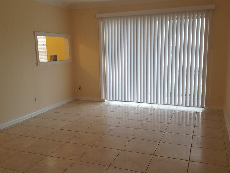 livingroom - 104 SE 10th St