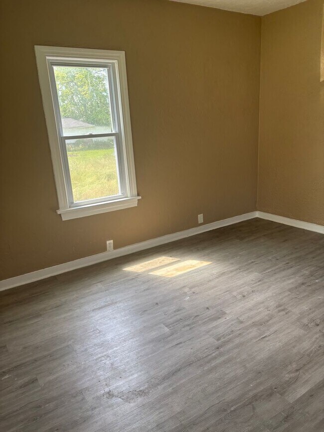 Building Photo - Section 8 welcome, 4bd 2 bath