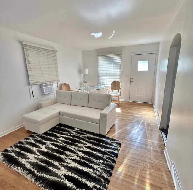 Building Photo - 905 W Rockland Rd