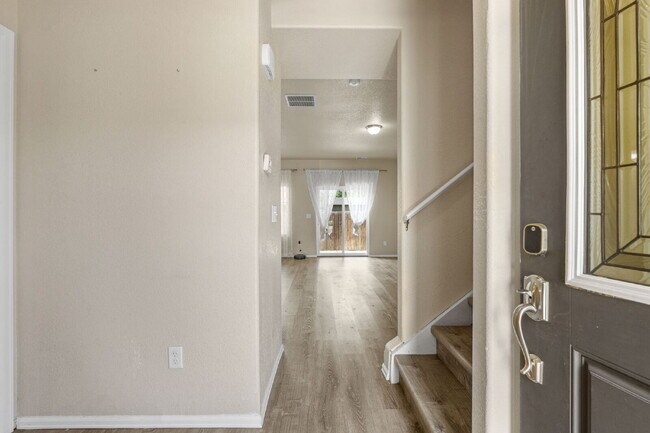 Building Photo - Updated 3-Bedroom Townhome with Private Ya...