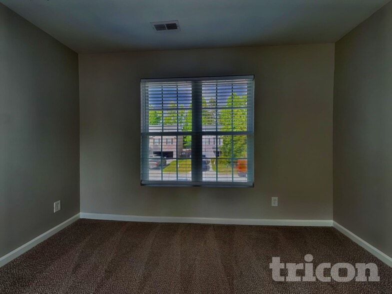 Building Photo - 2004 Blue Rock Ct