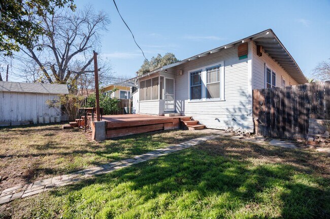 Building Photo - Historic craftsman style home located in T...