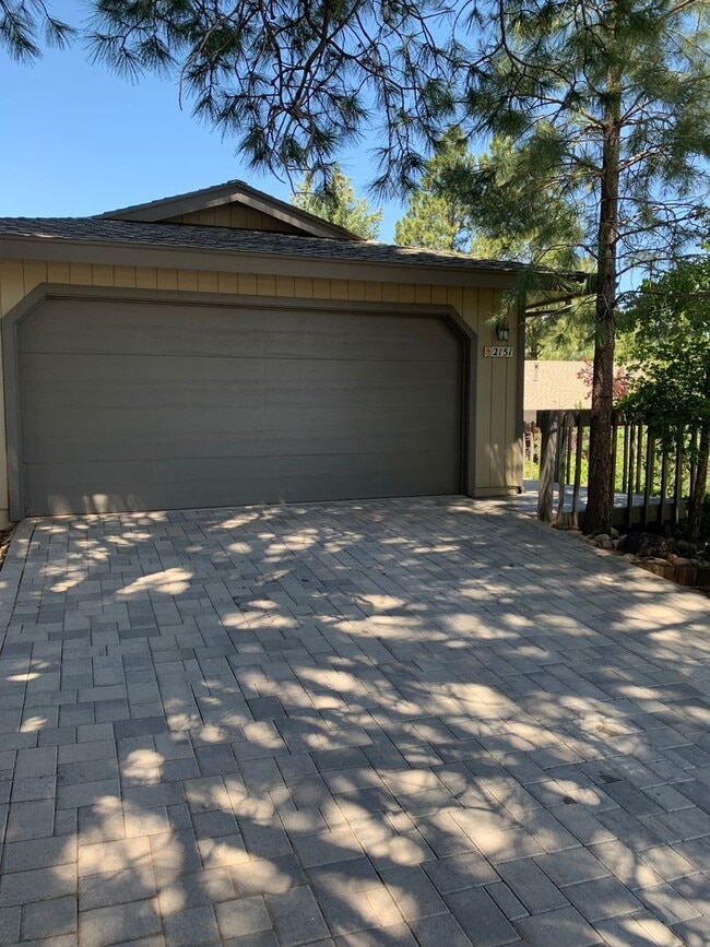 Building Photo - Beautiful Country Club Home