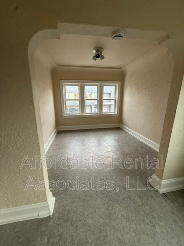 Building Photo - 1020 W National Ave