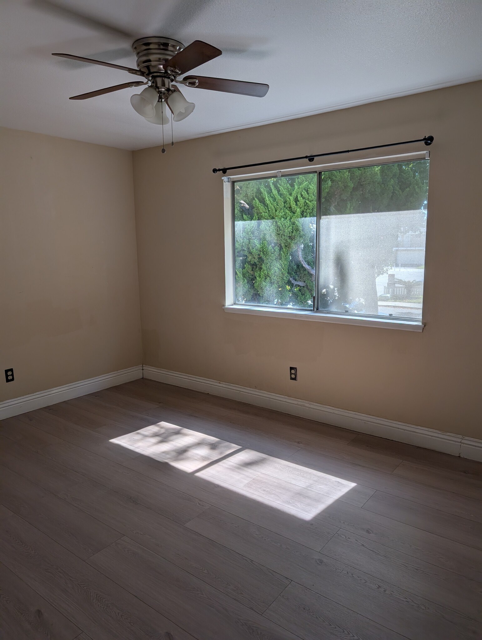 Building Photo - 3037 Knollwood Ave