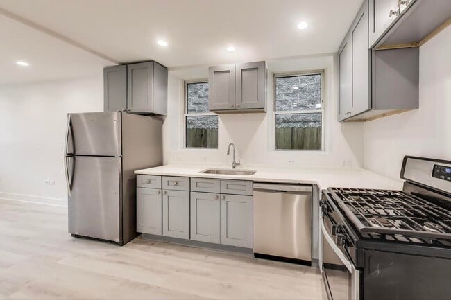 Building Photo - 1437 W Oakdale Ave