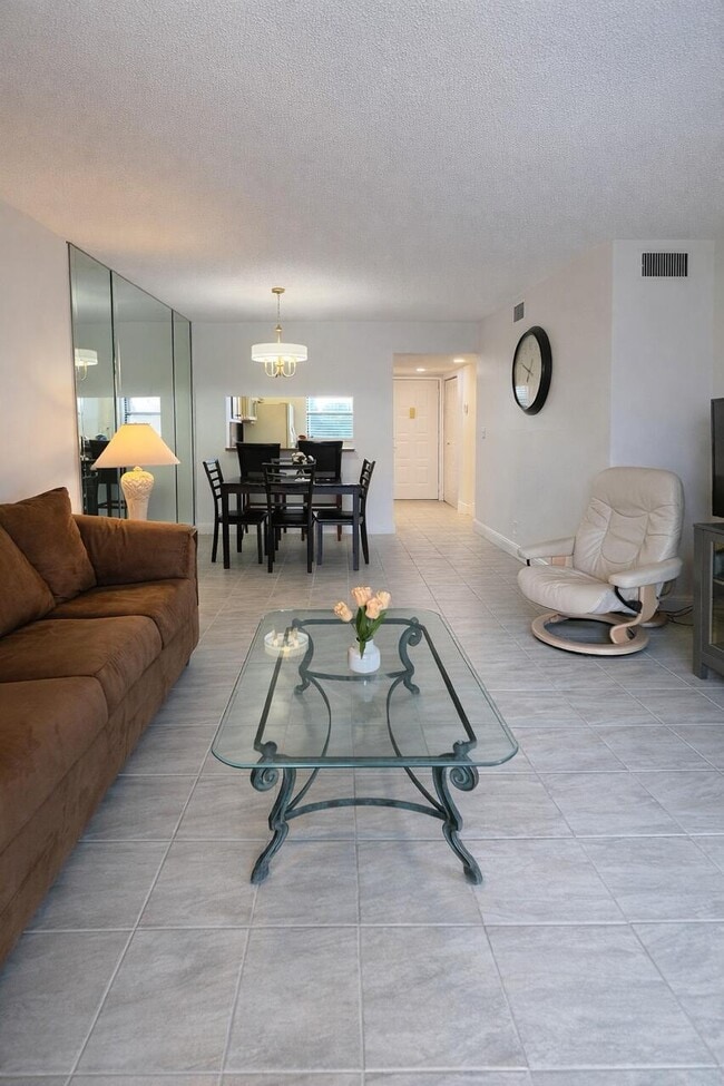 Building Photo - 7118 Golf Colony Ct