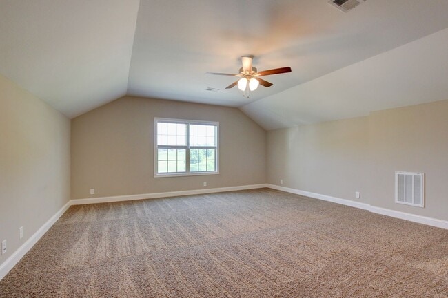 Building Photo - Sharp 3 bed 2 Bath Close To Ft Campbell