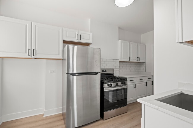 Building Photo - 3049 W Berteau Ave