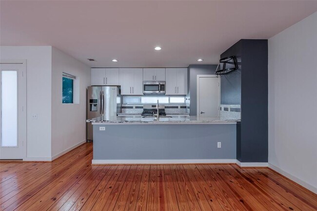 Building Photo - 1303 Arthur St