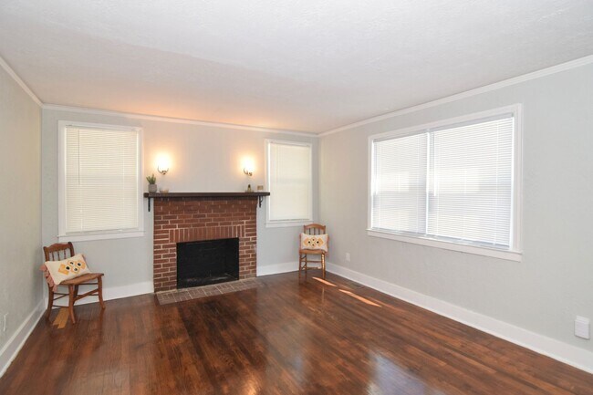 Building Photo - Modern Comfort with Timeless Cozy Charm and a fenced-in yard!